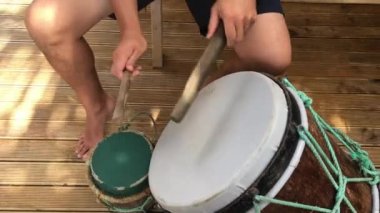 Yemek Adalı man oyun hayvan deri davul Rarotonga Cook Adaları