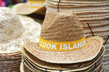Cook Adaları üzerinden hasır şapkalar