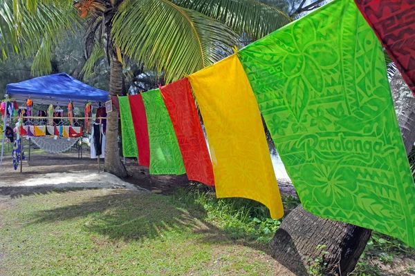 Tropische sarongs tentoongesteld in Rarotonga Cookeilanden — Stockfoto