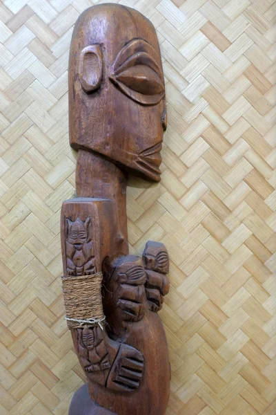 Polynesische weibliche Figur Holzschnitzerei Skulptur rarotonga co — Stockfoto