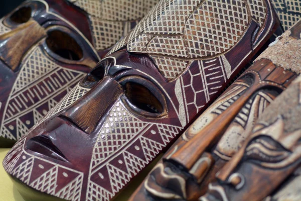 Trä ansiktsmasker trä böjda Rarotonga-Cooköarna — Stockfoto