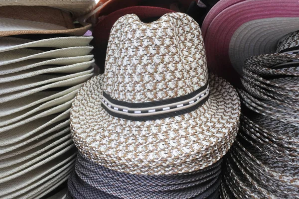 Sombreros de paja unisex de estilo retro en exhibición en el mercado — Foto de Stock