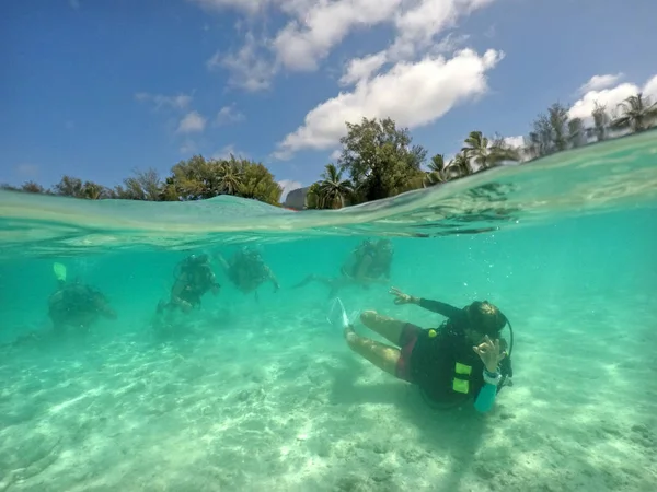 Scuba diving undervattens tur i Rarotonga Cooköarna — Stockfoto