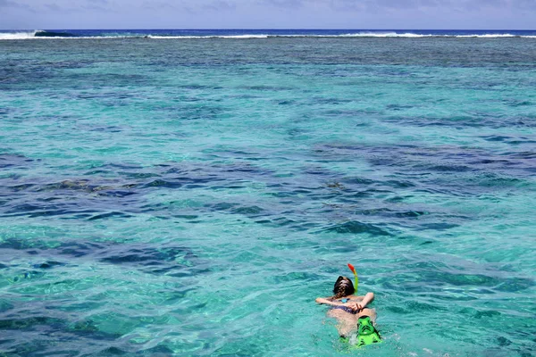 Woman snorkelling alone in Rarotonga Cook Islands — Stock Photo, Image