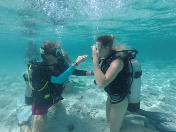 在拉罗通加库克群岛的水肺潜水课程 — 图库照片