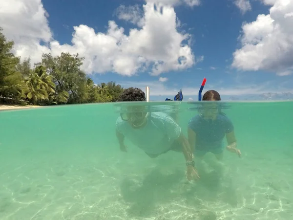 Snorkel en pareja en Rarotonga Islas Cook — Foto de Stock