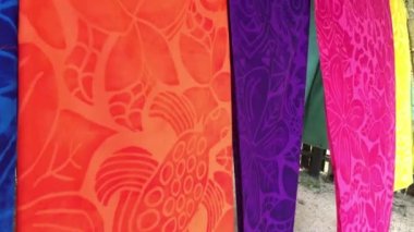 Rarotonga Cook Islands.Traditional kumaş desenleri Polinezya'da ve diğer Güney Pasifik Adalılar ve okyanus insanlar tarafından giyilen sergilenen tropikal sarongs.