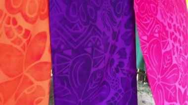 Rarotonga Cook Islands.Traditional kumaş desenleri Polinezya'da ve diğer Güney Pasifik Adalılar ve okyanus insanlar tarafından giyilen sergilenen tropikal sarongs.