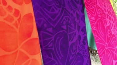 Rarotonga Cook Islands.Traditional kumaş desenleri Polinezya'da ve diğer Güney Pasifik Adalılar ve okyanus insanlar tarafından giyilen sergilenen tropikal sarongs.