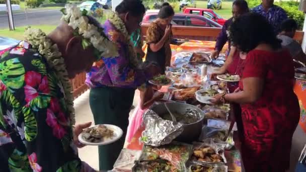Koka Islanders Människor Äter Traditionell Mat Rarotonga Cooköarna — Stockvideo