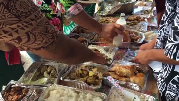 Gente Las Islas Cook Come Comida Tradicional Rarotonga Islas Cook — Vídeos de Stock