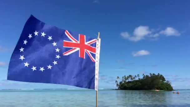 Νήσοι Κουκ Σημαιοφόρος Ενάντια Νησάκι Στη Λιμνοθάλασσα Muri Νησί Του — Αρχείο Βίντεο