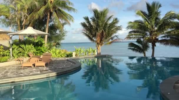 Prázdný Bazén Letovisku Tropický Ostrov Při Západu Slunce Ostrově Rarotonga — Stock video