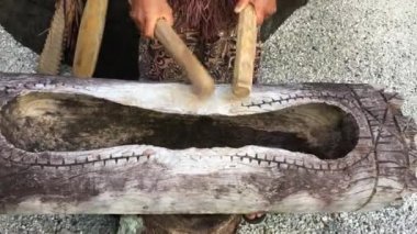 Bir aşçı Adalı görünümünü adam palys büyük Pate üzerinde Cook Adaları Rarotonga davul.