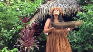 Rarotonga - Jan 21 2018: Olgun Cook adalı Kadın açıklar muhtarlarıyla otlar bitkisel ilaçlar içinde Cook Adaları Rarotonga için hakkında.