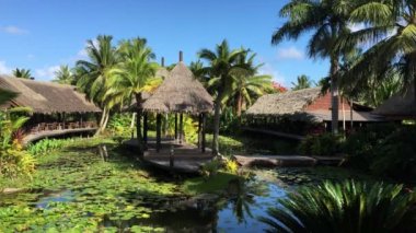 Te Vara Nui köyün içinde Cook Adaları Rarotonga genel görünümü