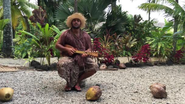 Koken Islander Man Speelt Ukelele Gitaar Rarotonga Cookeilanden — Stockvideo