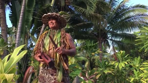 Koken Islander Man Speelt Een Klein Pate Houten Stok Trommel — Stockvideo