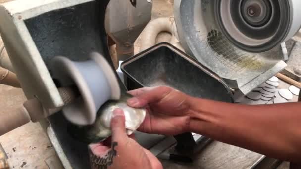 Hände Eines Kochenden Inselbewohners Der Tahitische Schwarze Perlmuscheln Poliert Die — Stockvideo