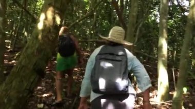 Yemek Adalı adam kılavuzu bir Batılı turistler kadın eko turizm tur içinde Cook Adaları Rarotonga 