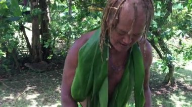 Yemek Adalı adam eko turizm tur içinde Cook Adaları Rarotonga bitkisel içki hazırlar