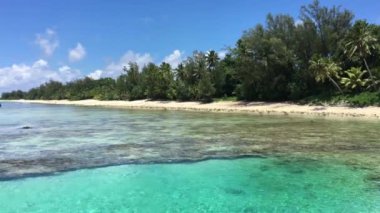 Rarotonga, Cook Adaları, deniz kıyısı ve lagün manzaralı.