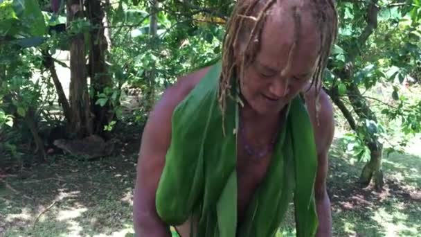 Cook Islander Homem Prepara Bebida Base Plantas Eco Turismo Tour — Vídeo de Stock