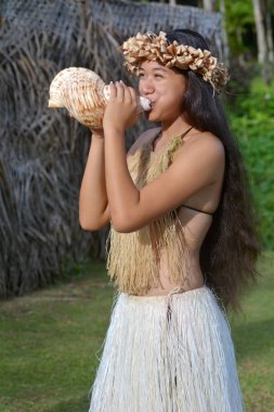Kabuklu deniz hayvanı kabuğu içinde Rarotonga üfleme Polinezya Cook Adalı kadın