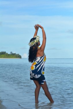 Genç çekici egzotik Polinezya Cook Adalı kadın dans 