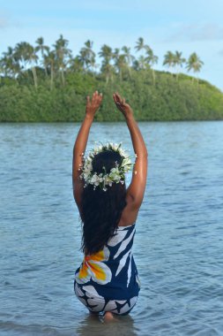 Genç çekici egzotik Polinezya Cook Adalı kadın dans 