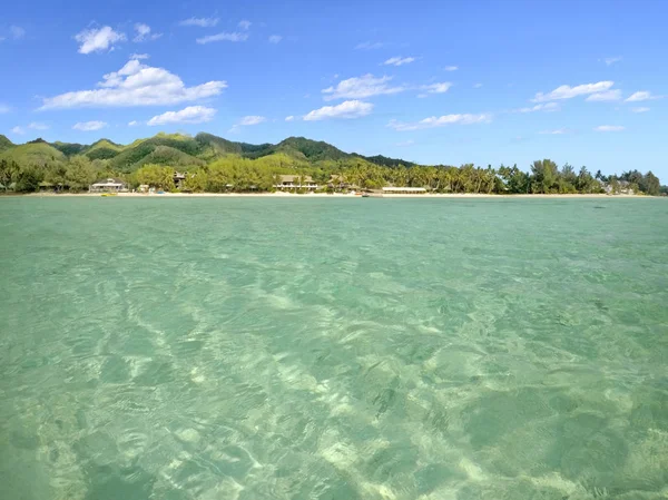 从穆里礁湖的一艘船景观视图在拉罗通加库克岛 — 图库照片