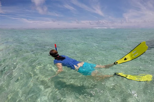 Ung kvinna snorkla i en lagun i Rarotonga Cooköarna — Stockfoto