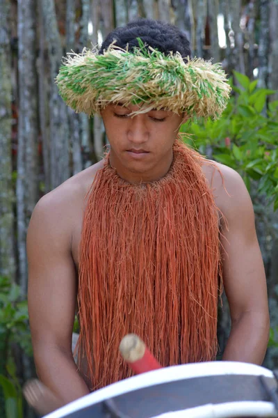 Cook Islander uomo suona musica su un grande strumento di batteria a Raro — Foto Stock