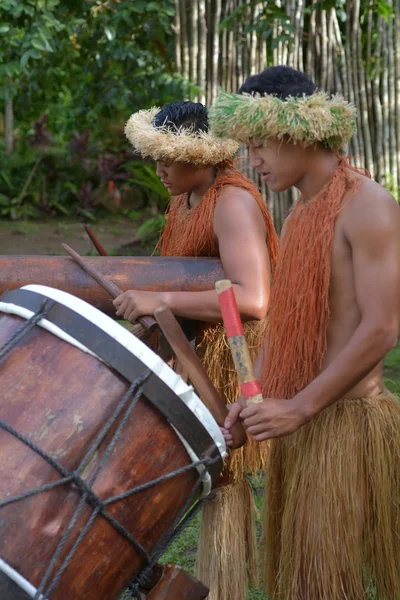 Dwóch Mężczyzn Cook Islander Odtwarza Muzykę Duże Bębny Drewniane Rarotonga — Zdjęcie stockowe