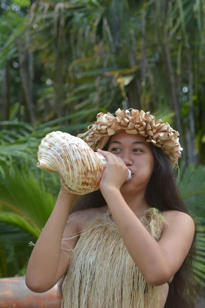 Polynésien Cook Islander femme soufflant coquille de conque à Rarotonga — Photo