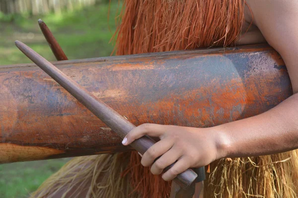 Hands of Cook Islander man joue de la musique sur une grande bille de bois Pat — Photo