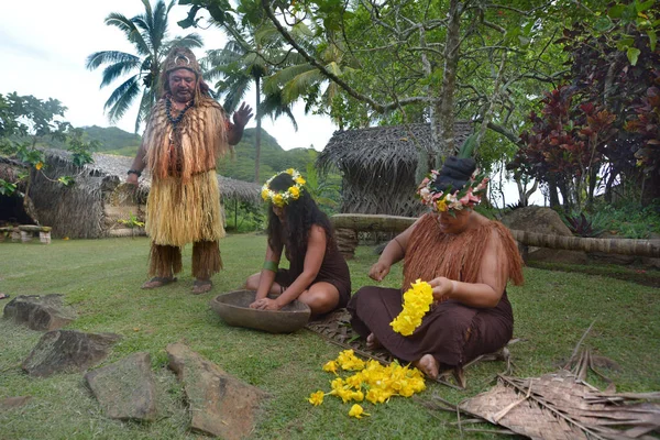 Cook Islander tribal chief stands beside two Cook Islander women — Stock Photo, Image