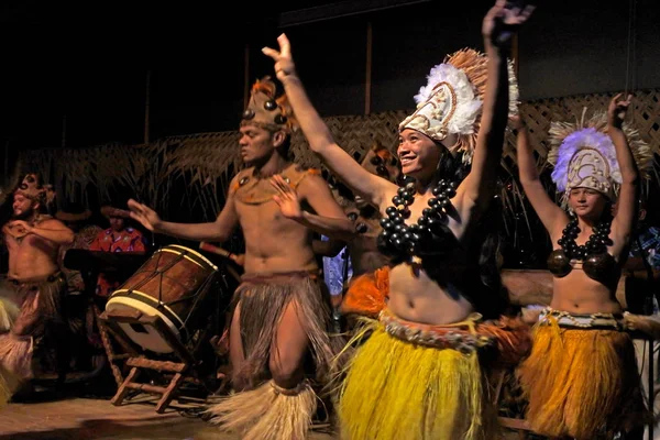 Polynesian Cook Islanders dance in cultural show in Rarotonga Co — Stock Photo, Image