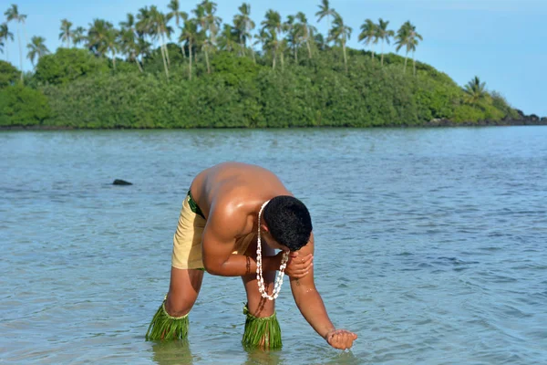 Muda menarik dan eksotis Polynesian Cook Islander man mandi — Stok Foto