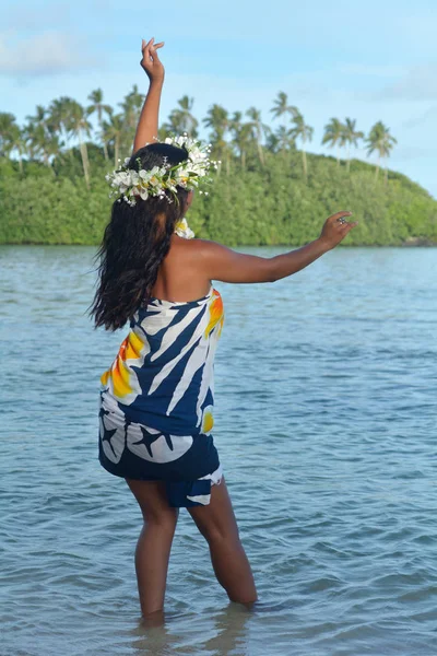 Jonge aantrekkelijke exotische Polynesische Cook Islander vrouw dans in — Stockfoto