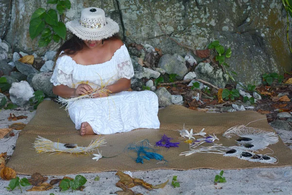 Polynesian Cook Islander woman weaving a hand fan in Rarotonga C — Stock Photo, Image