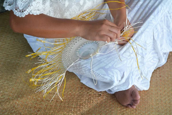 Polinésia Cook Islander mulher tecendo um ventilador de mão em Rarotonga C — Fotografia de Stock