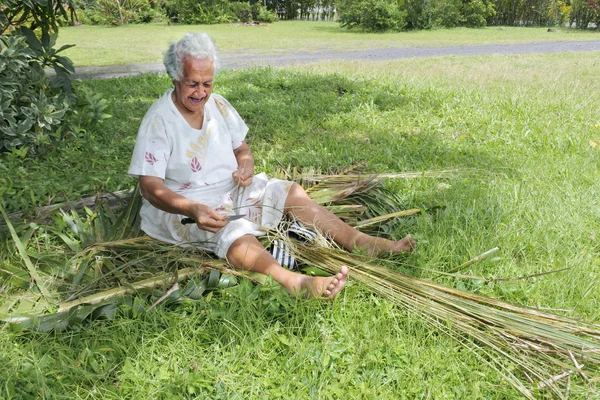 Oude leeftijd Polynesische Cook Islander vrouw bereidt een bezem van een — Stockfoto