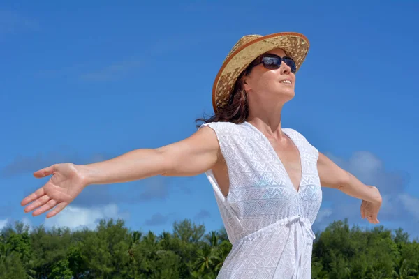 Feliz jovem mulher vestindo chapéu de sol marrom goza da vista e o w — Fotografia de Stock