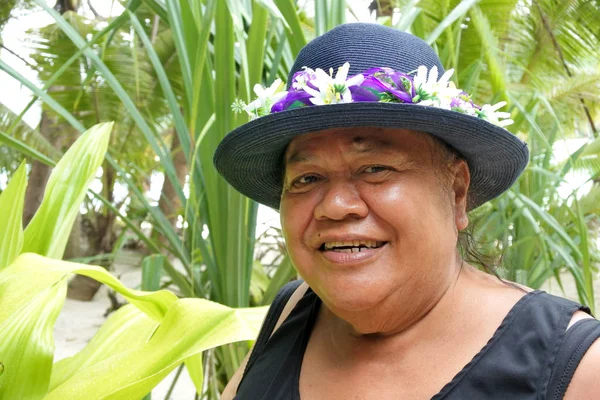 Boldog régi öreg polinéz Cook-szigetek nő mosolyog a Rarotonga — Stock Fotó