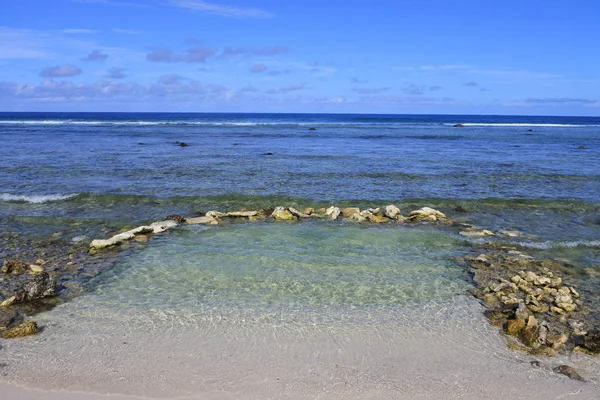 Piscina rocciosa vuota su una barriera corallina a Rarotonga Cook Islands — Foto Stock