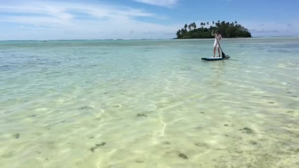 Jovem Anos Uma Prancha Remo Stand Paddle Board Lagoa Muri — Vídeo de Stock