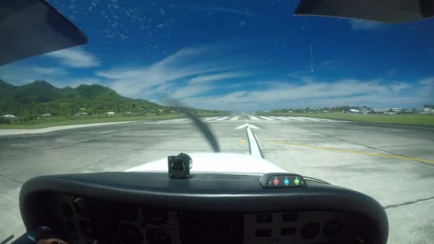 クック諸島のラロトンガ国際空港から飛行機が離陸します — ストック動画