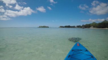 POV (Pont görünümünün) Muri Lagoon içinde Cook Adaları Rarotonga üzerinde kayak kişinin