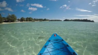 POV (Pont görünümünün) Muri Lagoon içinde Cook Adaları Rarotonga üzerinde kayak kişinin